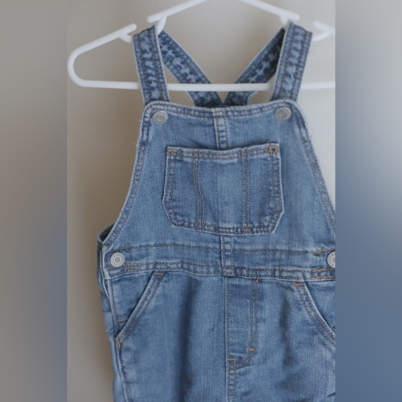 H&M Baby Denim Overalls 6 Months Light Wash Classic Bib - Picture 2 of 4
